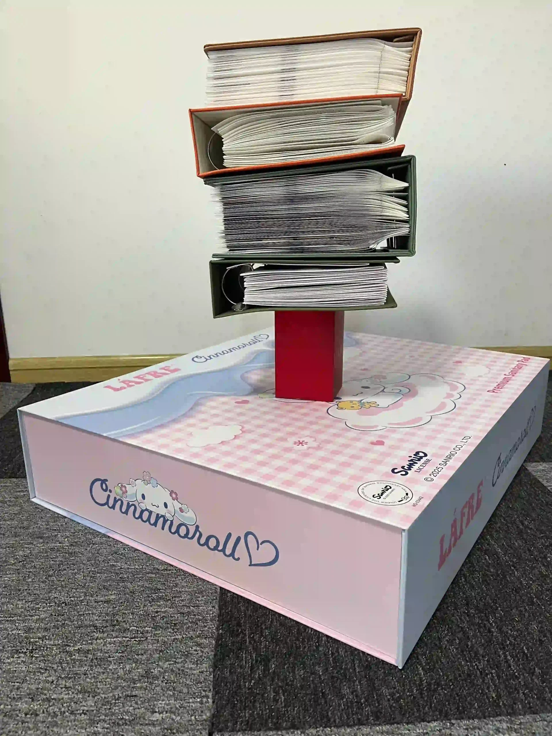 High-strength 750mm oversized collapsible rigid box from ZY Pack supporting 8kg of paper samples on top without sagging. Demonstrates structural integrity and anti-sinking design for extra large folding gift boxes.