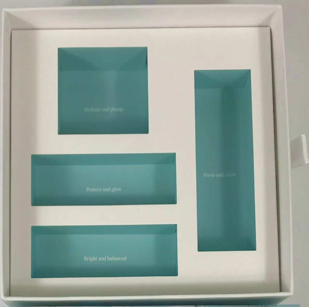 Luxury insert made of 350gsm C1S art paper wrapped over a hidden greyboard core. Blue and white custom printing with rigid non-collapsible structure.